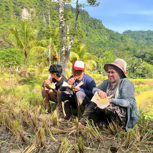 Ibu Lesti makan lahap di sawah
