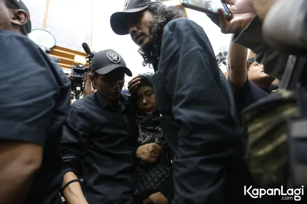 Ibunda Vadel Badjideh Pingsan Setelah Anaknya Divonis 9 Tahun Penjara