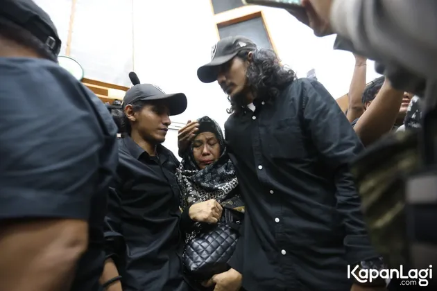 Ibunda Vadel Badjideh Pingsan Setelah Anaknya Divonis 9 Tahun Penjara