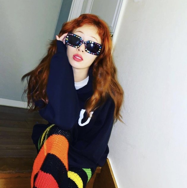 Portraits of Female Idols Wearing Black Sunglasses, Savage and Badass with Various Poses