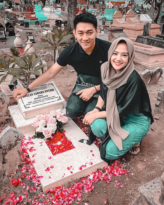 Ifan mengajak sang istri, Citra Monica untuk mendatangi makam mendiang Dylan Sahara yang terletak di Ponorogo, Jawa Timur.
