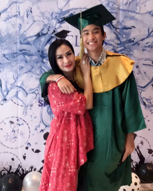 Iis Dahlia dan Devano Danendra