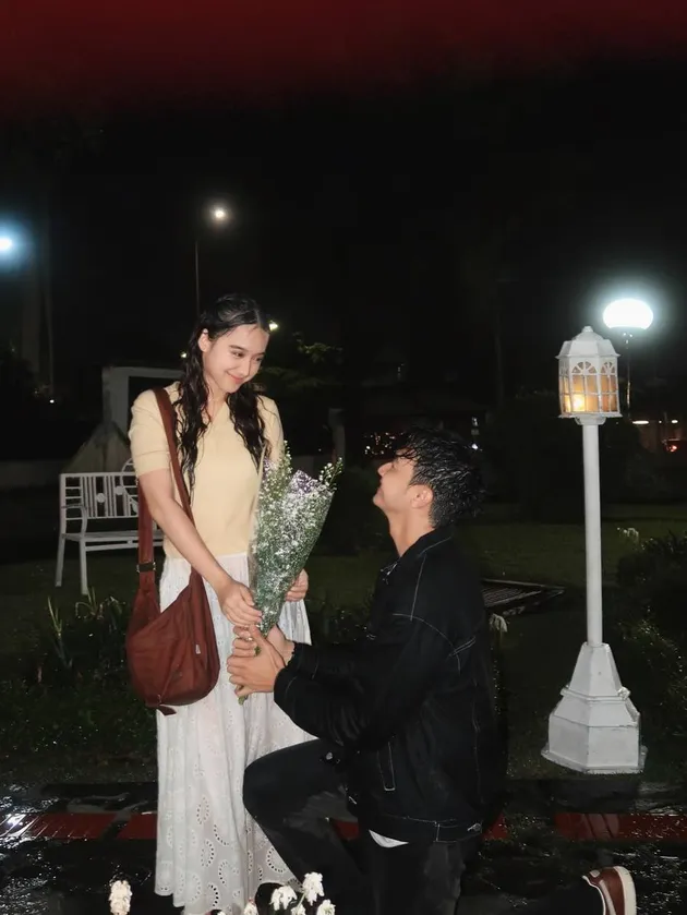 adegan romantis Immanuel Caesar Hito dan Esta Pramanita 
