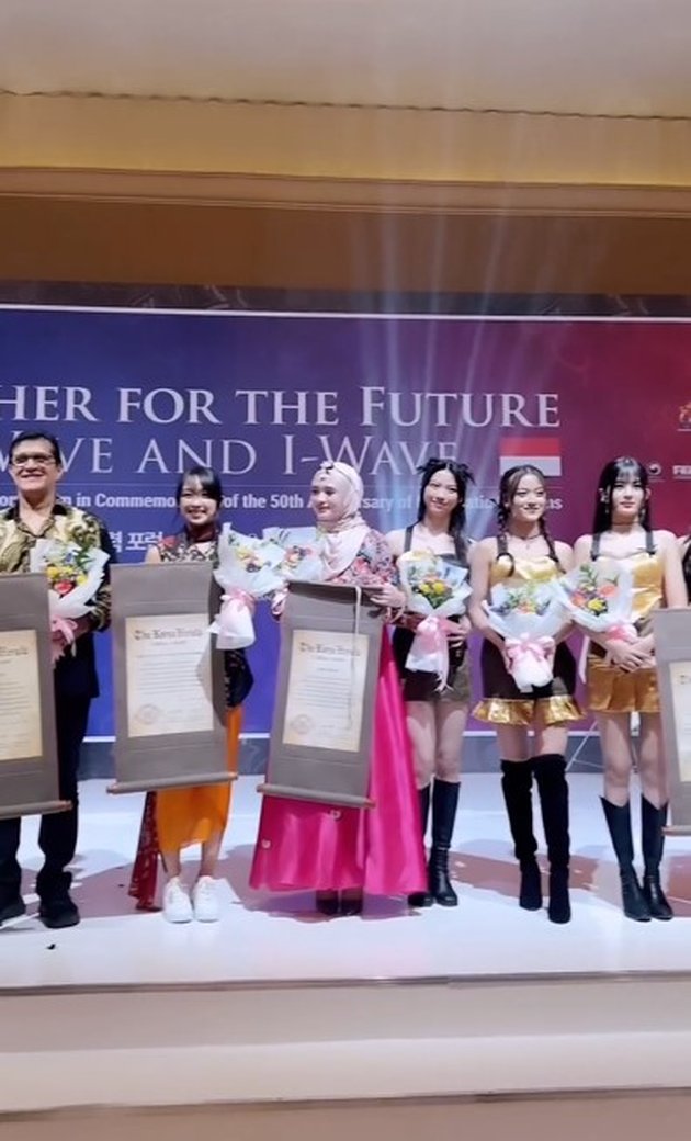 Portrait of Inara Rusli Receives an Award, Praised for Not Shaking Hands with the Opposite Sex