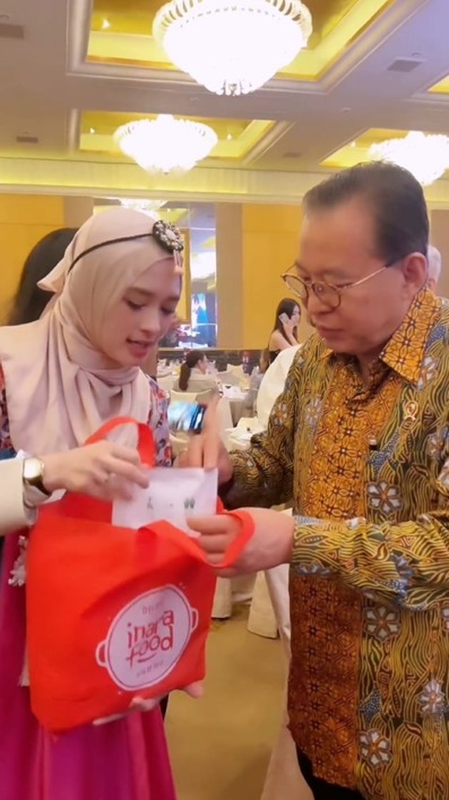 Portrait of Inara Rusli Receives an Award, Praised for Not Shaking Hands with the Opposite Sex