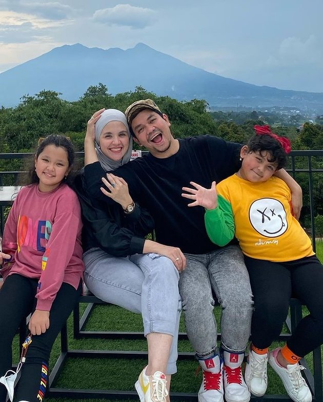 Portrait of Indra Bekti and Aldila Jelita who are rumored to be divorced, no longer following each other and deleting photos together on Instagram