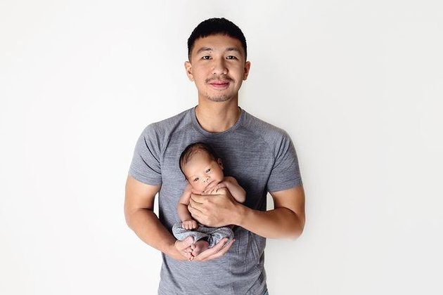 Portrait of Indra Priawan Taking Care of Baby Issa, Nikita Willy's Husband  Shows Hot Daddy Charms and Ideal Husband!