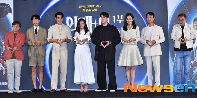 Sweet Interaction Portraits of 'ALIENOID' Film Stars in Public, Kim Tae Ri & So Ji Sub Whispering Until Bromance Ryu Jun Yeol & Kim Woo Bin