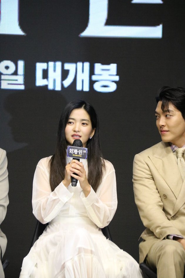 Sweet Interaction Portraits of 'ALIENOID' Film Stars in Public, Kim Tae Ri & So Ji Sub Whispering Until Bromance Ryu Jun Yeol & Kim Woo Bin