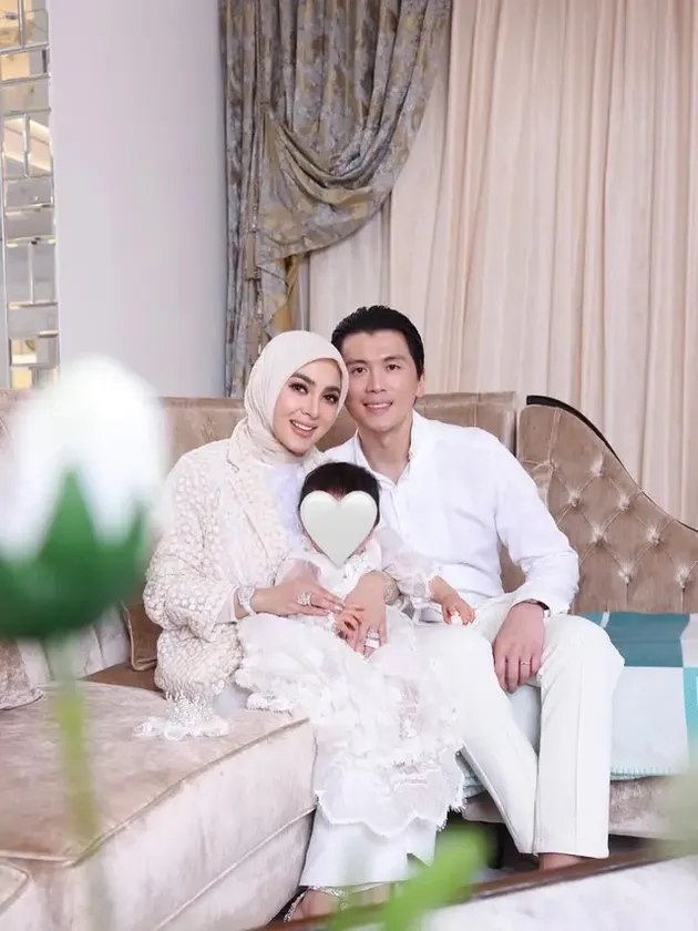 Syahrini, suami, dan anak 