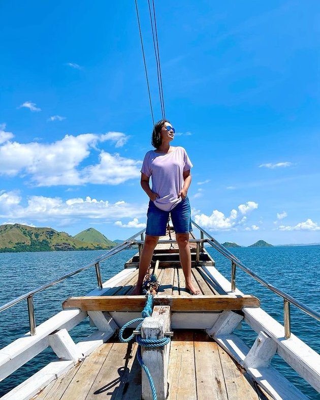 Ira Wibowo kini tengah menikmati liburannya di Nusa Tenggara Timur. Langit biru menjadi teman perjalanannya menjelajah pulau indah itu.