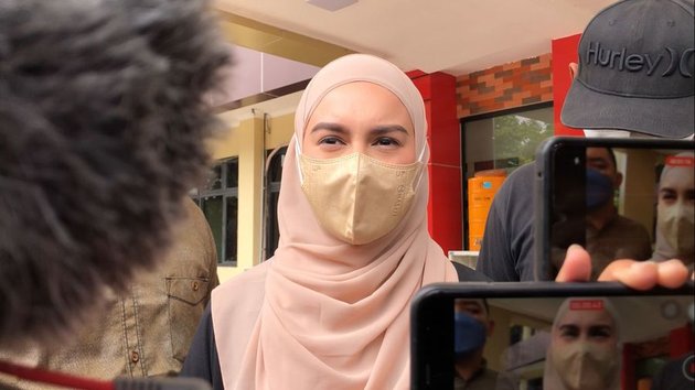 Irish Bella akhirnya datangi Polres Metro Jakarta Selatan untuk mengunjungi sang suami, Ammar Zoni. Sebelumnya, ia sama sekali tak terlihat di sana.