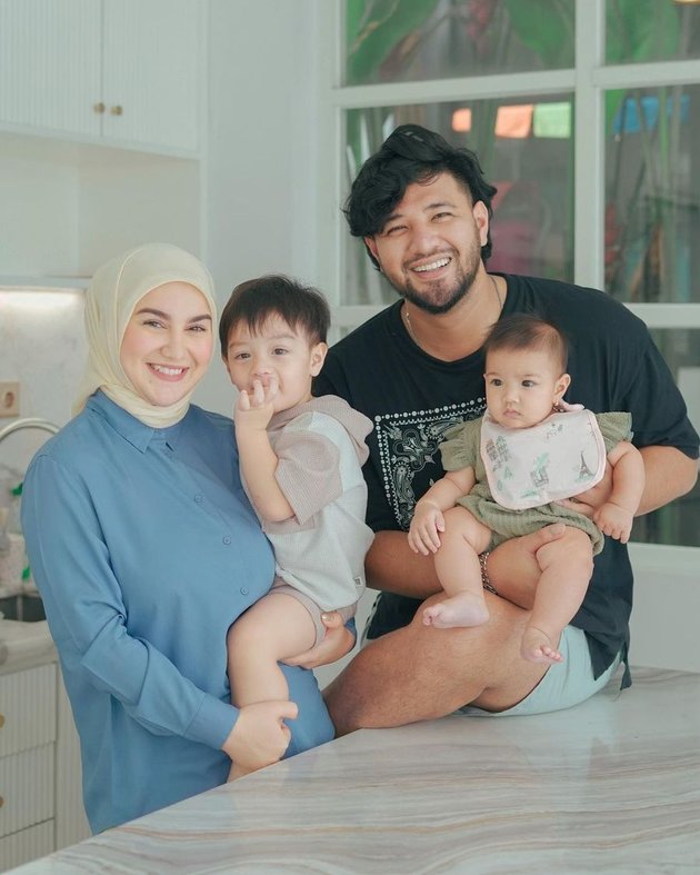 Di saat Ammar Zoni kembali tertangkap polisi atas kasus penyalahgunaan narkoba jenis sabu, Irish Bella harus mengasuh kedua anaknya seorang diri.