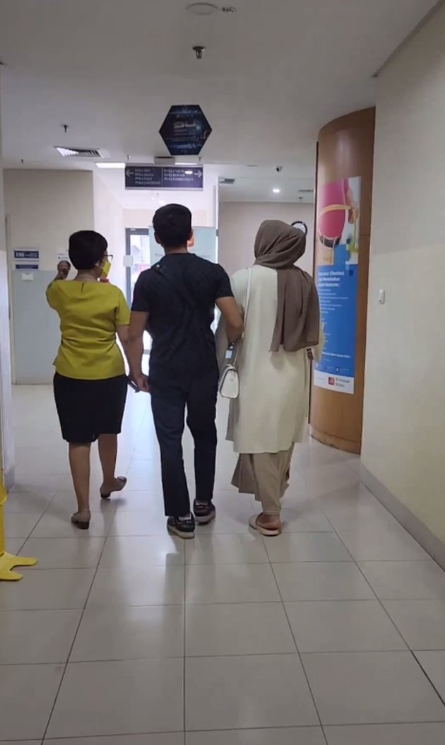 Ridho DA mendampingi Syifa yang sekarang sudah dalam masa persiapan melahirkan. Dengan sigap, Ridho menemani Syifa masuk ke rumah sakit di Jakarta.