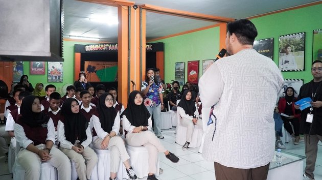 Portrait of Ivan Gunawan Sharing Entrepreneurship Knowledge to Vocational School Students in the #Serunya17an TikTok Campaign