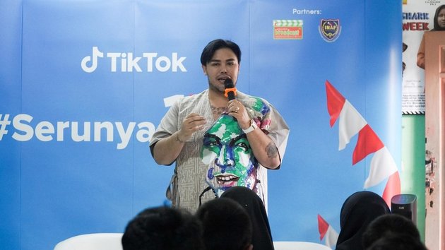Portrait of Ivan Gunawan Sharing Entrepreneurship Knowledge to Vocational School Students in the #Serunya17an TikTok Campaign