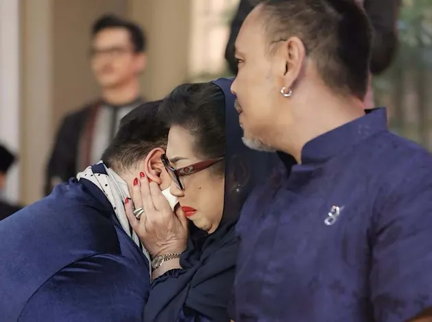 Ivan Gunawan Sujud di Kaki Ibunda Jelang Berangkat Haji
