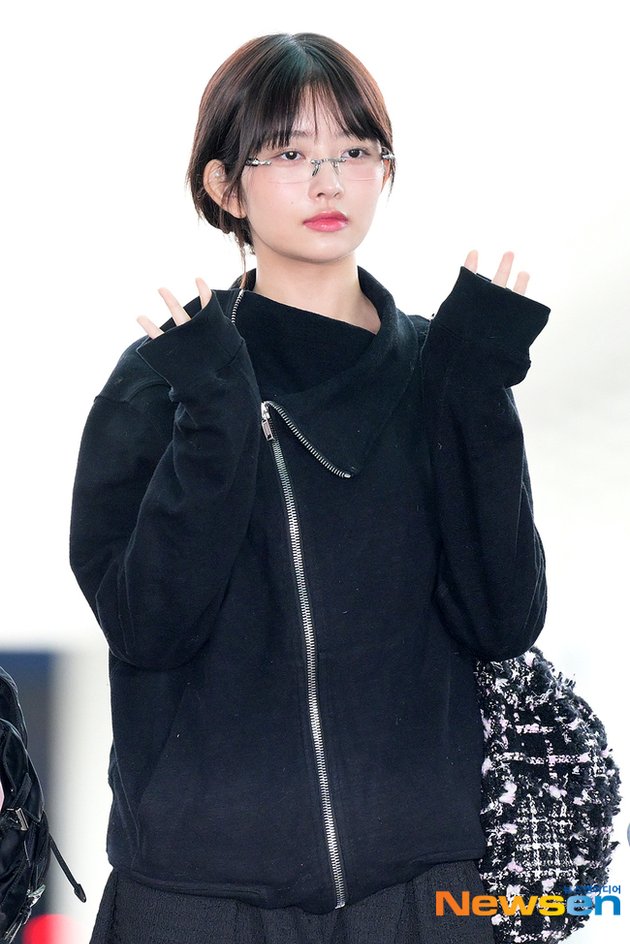 Portrait of IVE at Incheon Airport Before Flying to Indonesia for GDA, Jang Wonyoung and Ahn Yujin Cover Their Beauty