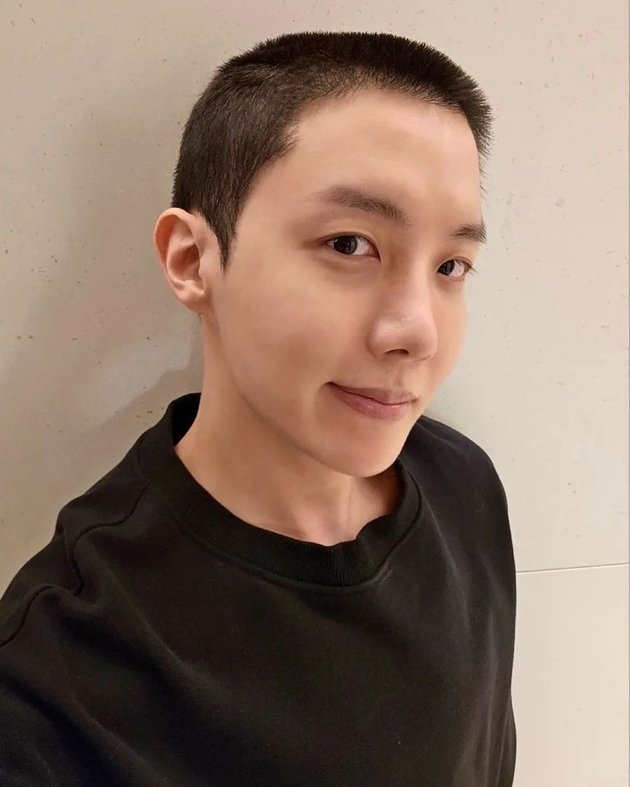 Sehari sebelum keberangkatannya, J-Hope update Instagram dan memperlihatkan potongan rambut tentaranya. Ia berjanji akan kembali dengan sehat.