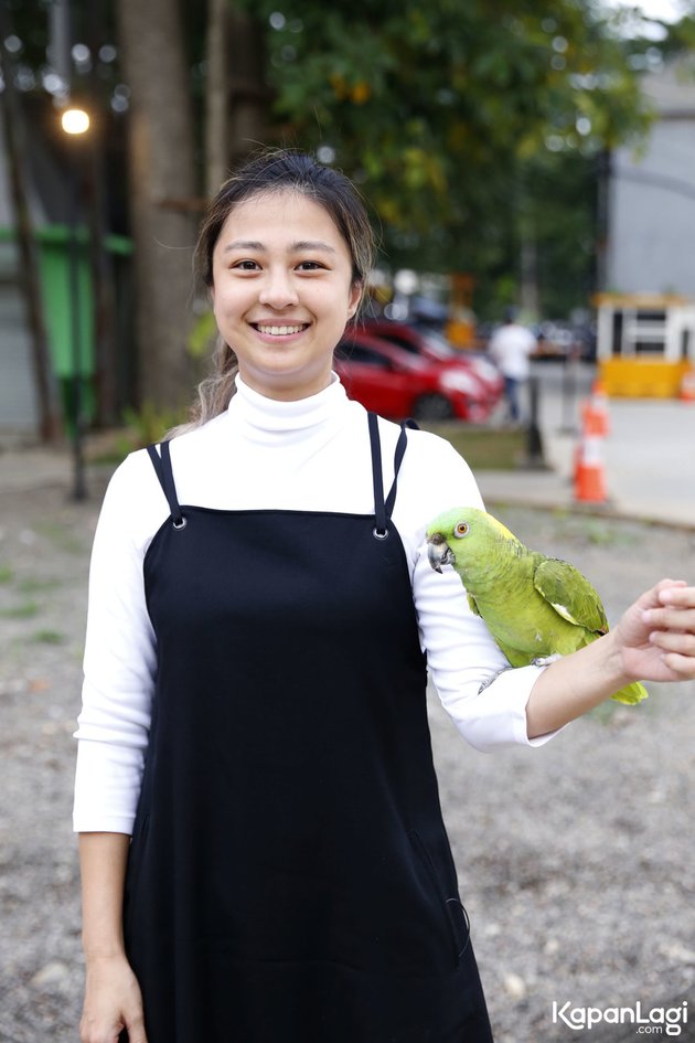 Portrait of Jacqueline Wijaya, a Celebgram and TikToker who went viral because of her content of taking care of dozens of birds