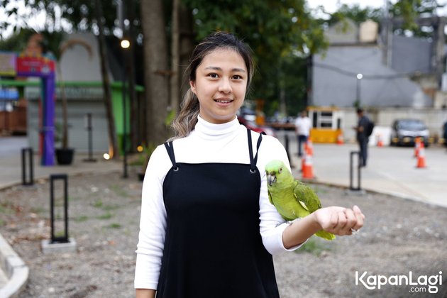 Portrait of Jacqueline Wijaya, a Celebgram and TikToker who went viral because of her content of taking care of dozens of birds