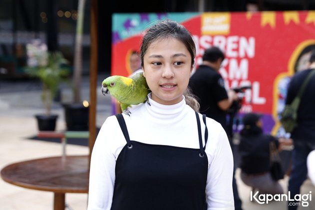 Portrait of Jacqueline Wijaya, a Celebgram and TikToker who went viral because of her content of taking care of dozens of birds