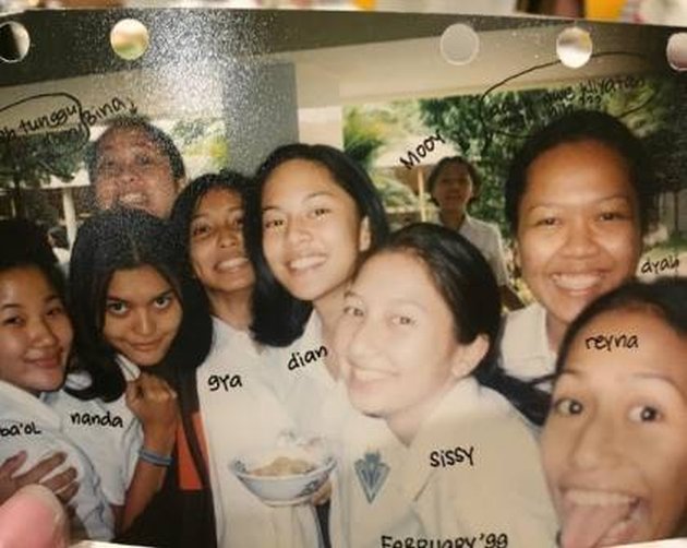 Old Photos of Celebrities with Their Bestie Gang in High School, Maia Estianty and Dian Sastro Beautiful and Popular Kids - They Also Had Alay Pose