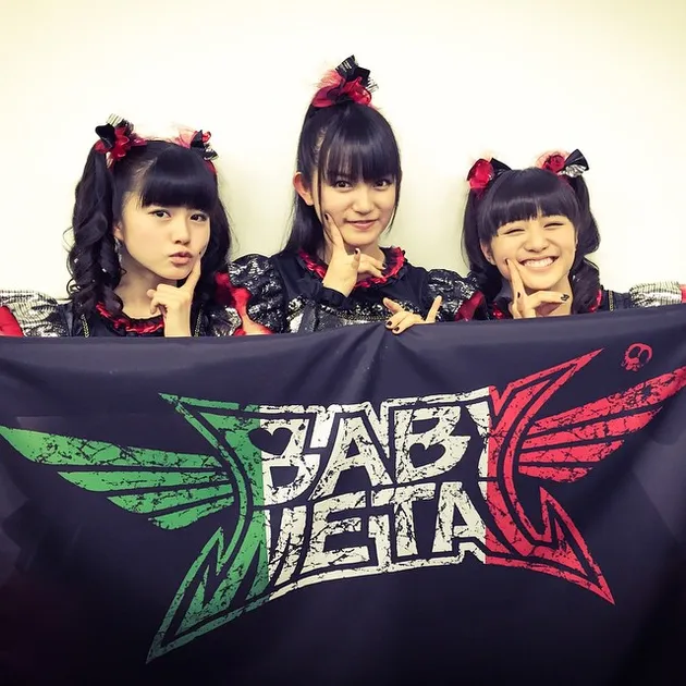 Yap, ini karena Suzuka Nakamoto, Yui Mizuno, dan Moa Kikuchi sukses mengemas musik metal dengan konsep yang baru.
