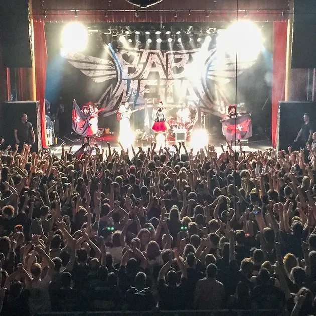 Bukan cuma dari segi musik, BABYMETAL juga menambahkan unsur dance sebagai bagian dari stage act mereka.