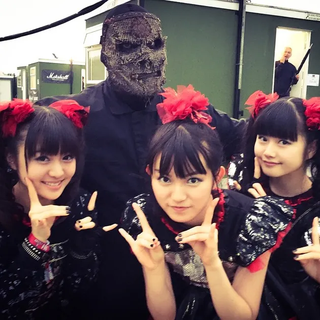 Selain bertemu Brian May dari Queen, mereka juga sempat berfoto dengan Slipknot di Download Festival.