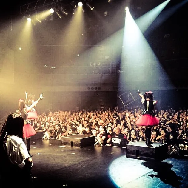 Yap, penampilan BABYMETAL telah membuat para punggawa musik cadas mengakui mereka sebagai satu sosok baru dan segar di skena musik metal dunia.