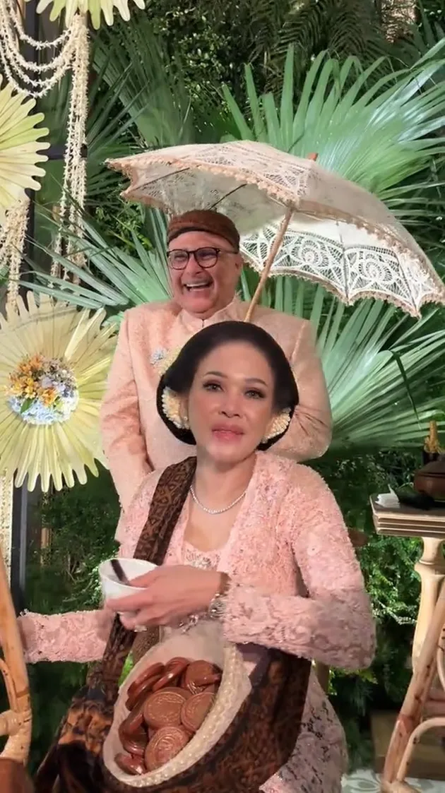 Irwan Mussry temani Maia jualan dawet