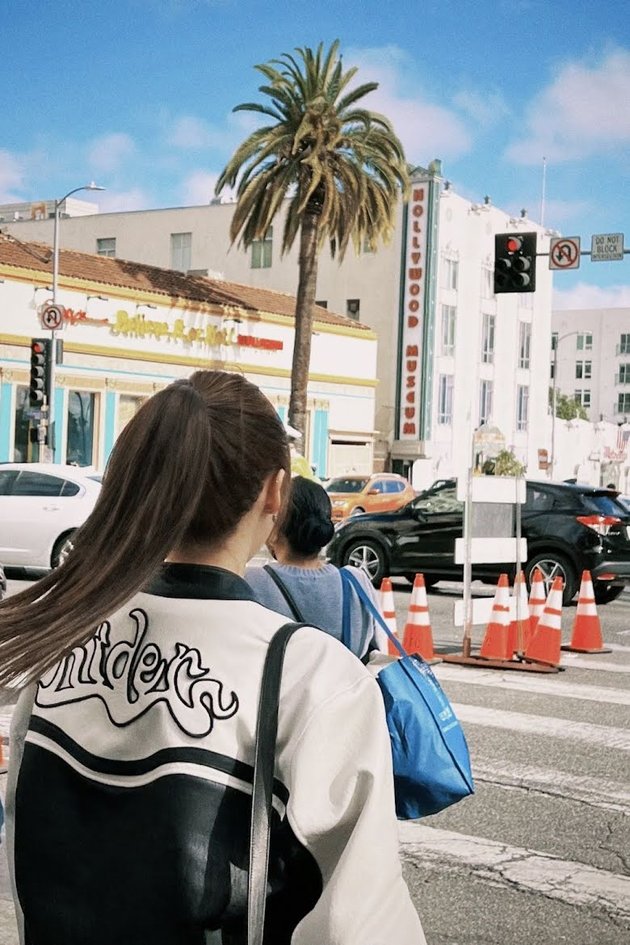 Photos of Jennie BLACKPINK and Giselle aespa Wearing the Same Jacket, Showing Different Modern Styles, Who Looks Cooler?