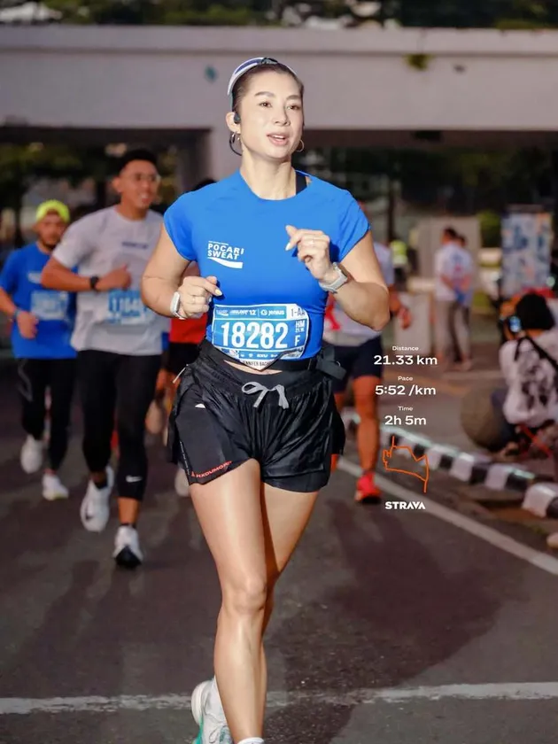 Potret Jennifer Bachdim Sukses Jalani Half Marathon di Bandung