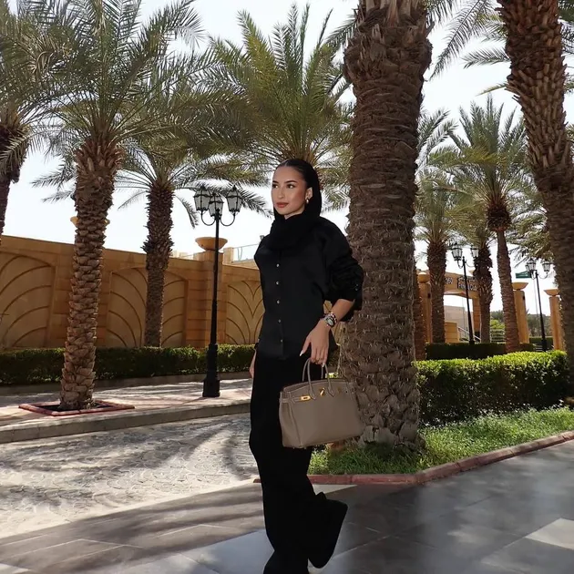 Jennifer Coppen photoshoot di arab