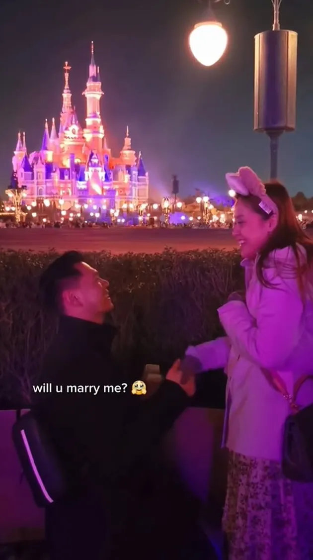 Jerry Berlutut dan Keluarkan Cincin Lamaran