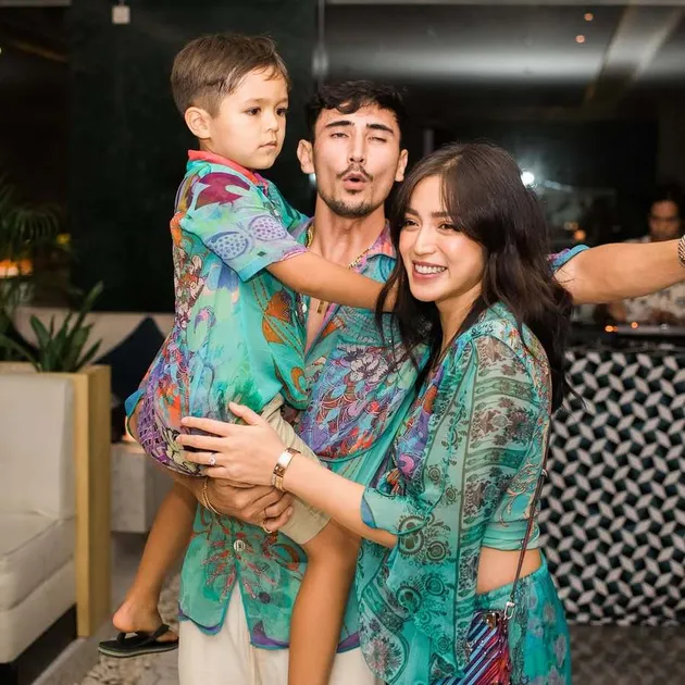 Jessica Iskandar bersama Vincent dan El Barack