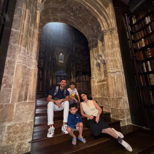 Jessica Iskandar dan Keluarga di Harry Potter Studio