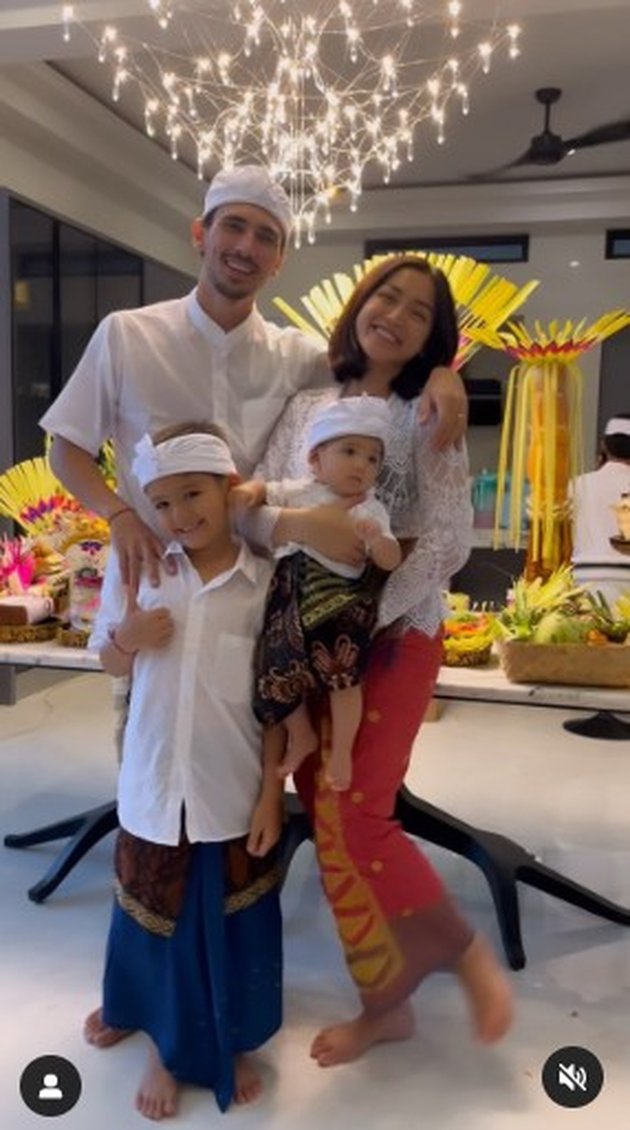Jessica Iskandar membagikan video singkat ketika dirinya dan keluarga mengenakan busana Adat Bali di acara syukuran rumah barunya.