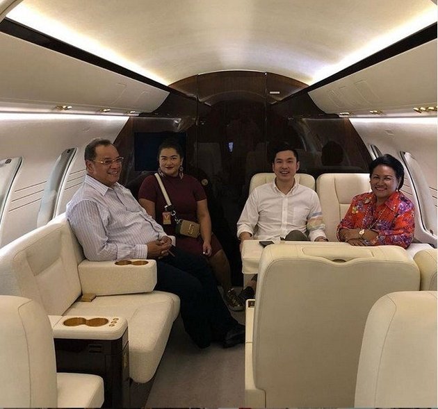 Harvey Moeis membeli pesawat jet pribadi untuk kado ultah Raphael Moeis yang pertama. Pesawat ini diatasnamakan Rafa, yang mungkin jadi pemilik jet pribadi paling kecil di Indonesia.