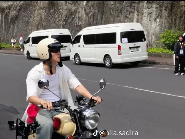 Ji Chang Wook naik motor di Bali