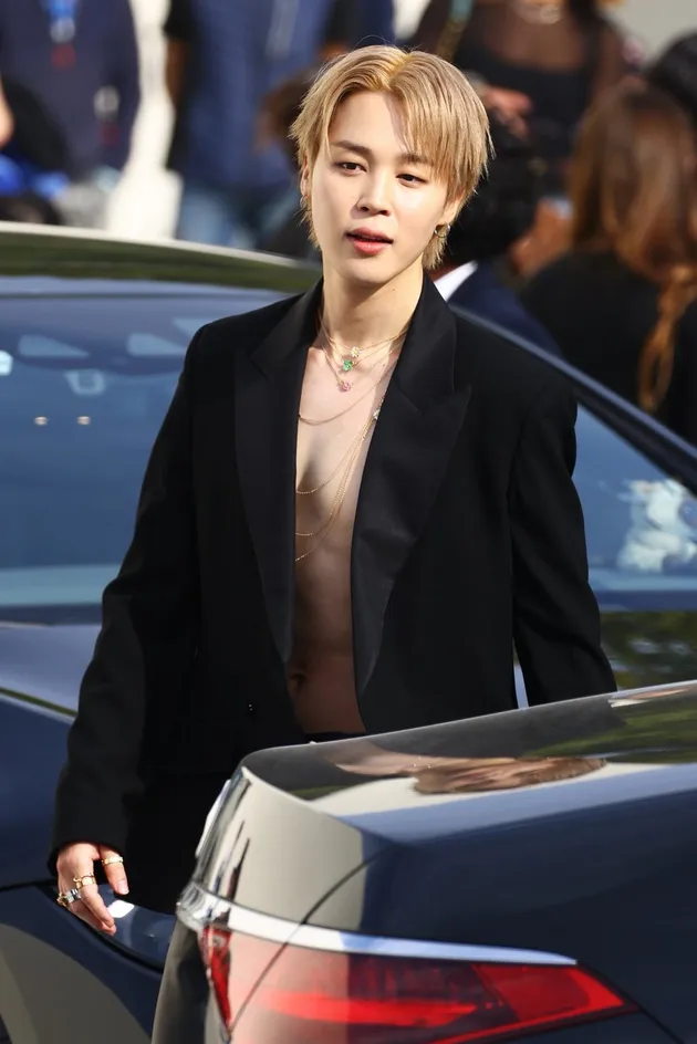 7 Potret Jimin BTS Di Paris Fashion Week SS26 Tampil Charming Hanya 