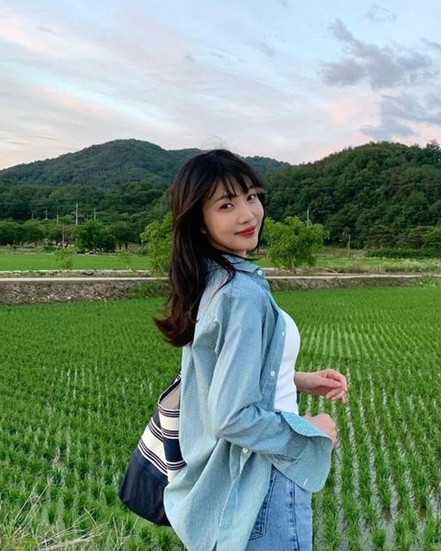 Lewat akun Instagram miliknya, Joy Red Velvet unggah beberapa fotonya berpose di kawasan persawahan dan pegunungan yang begitu indah. Bergaya di hadapan kamera, ia pamer visual cantik bak gadis desa.