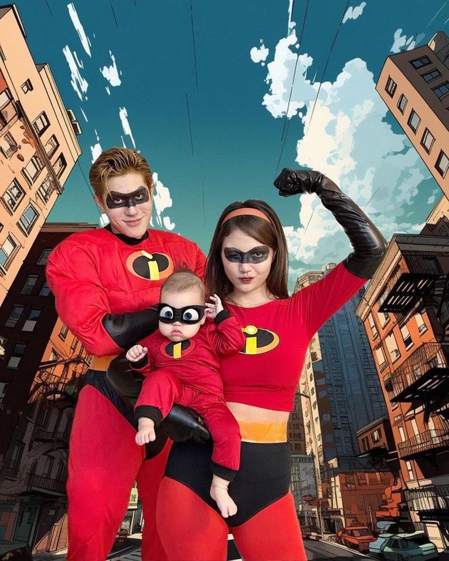 Portrait of Julian Jacob and Maria Eka Carrying Their Child - Cosplaying as 'THE INCREDIBLES' Family