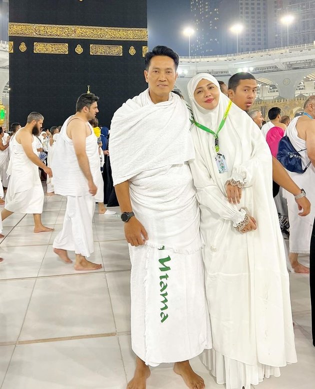 Portrait of Juliana Moechtar's First Umrah with Her New Husband, Growing Closer and More Intimate in the Holy Land