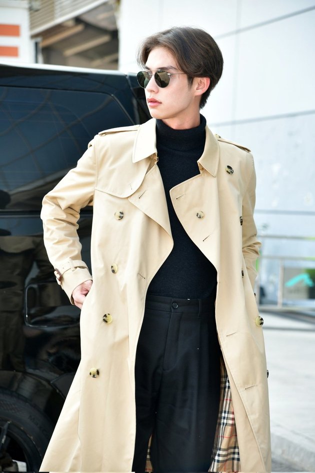 Portrait of Jun Ji Hyun and Bright Vachirawit Wearing Burberry Coats at the Airport Heading to London