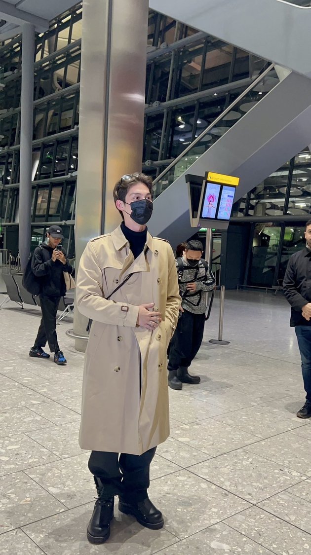 Portrait of Jun Ji Hyun and Bright Vachirawit Wearing Burberry Coats at the Airport Heading to London