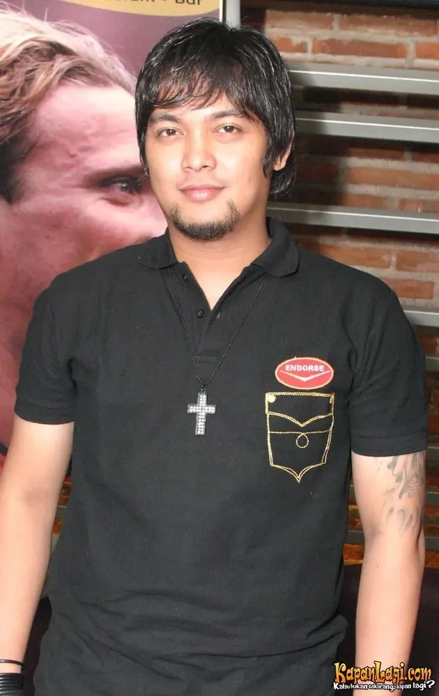 Donnie Sibarani pakai kalung salib saat muda