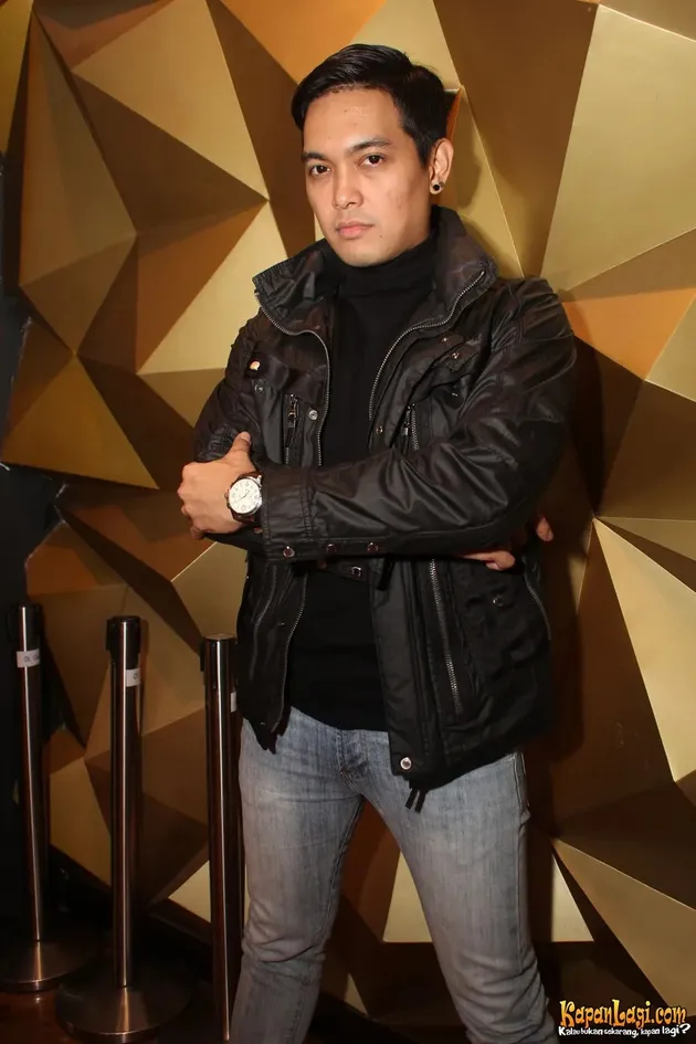 Donnie Sibarani pakai jaket hitam &amp; blue jeans