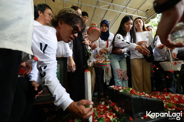 Kaka Slank di Pemakaman Bunda Iffet 